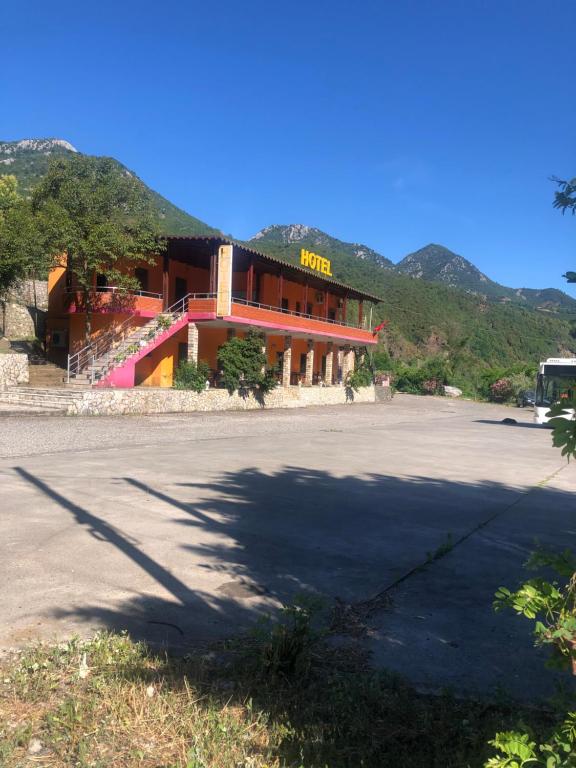 Nespecifikovaný výhled na hory nebo výhled na hory při pohledu z hotelu