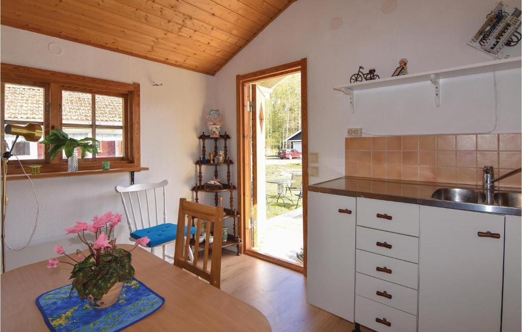 Kuchyň nebo kuchyňský kout v ubytování Holiday Home Geterud Hammarö
