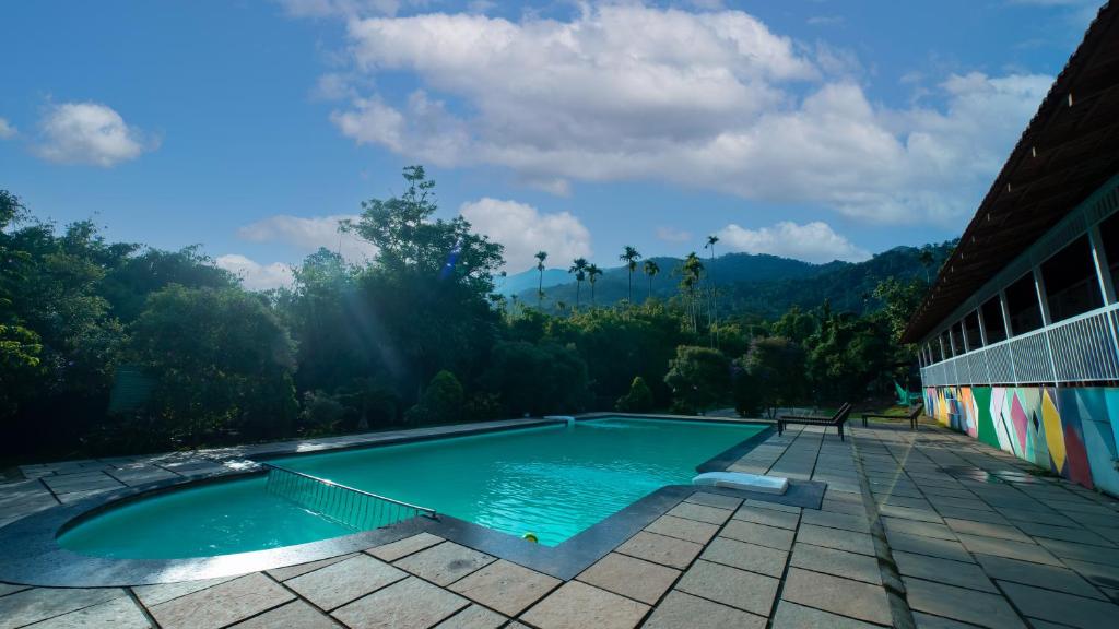 Bazén v ubytování Vythiri Holiday Resort, Wayanad nebo v jeho okolí
