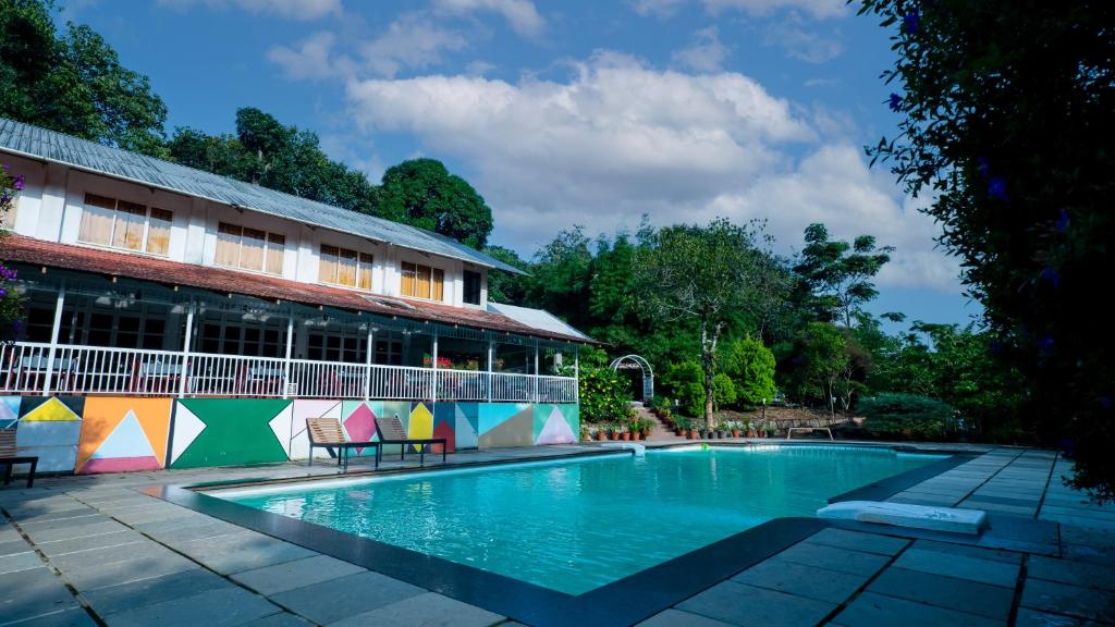 Bazén v ubytování Vythiri Holiday Resort, Wayanad nebo v jeho okolí