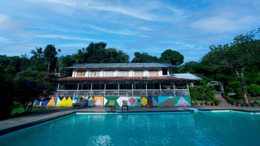 Bazén v ubytování Vythiri Holiday Resort, Wayanad nebo v jeho okolí