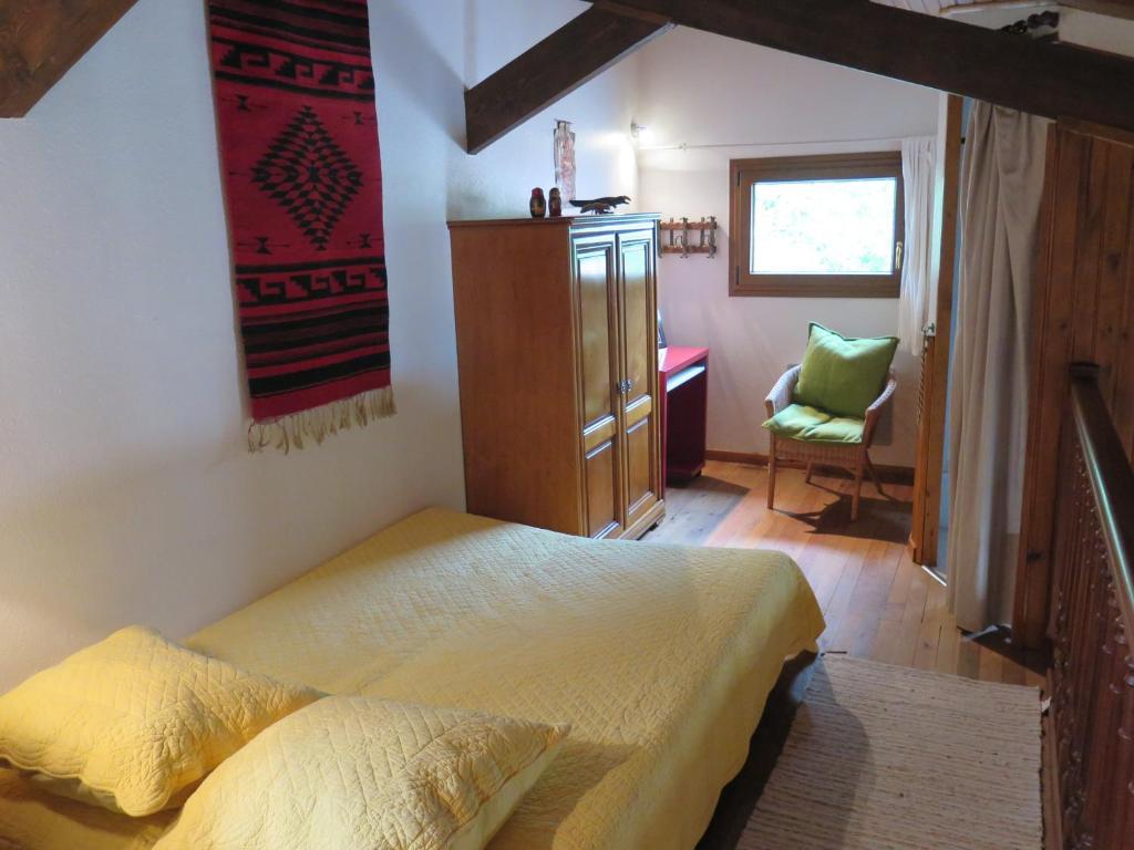 a bedroom with a bed and a desk and a chair at logement avec piscine cuisine extérieure, chambre salle de bain in Coufouleux