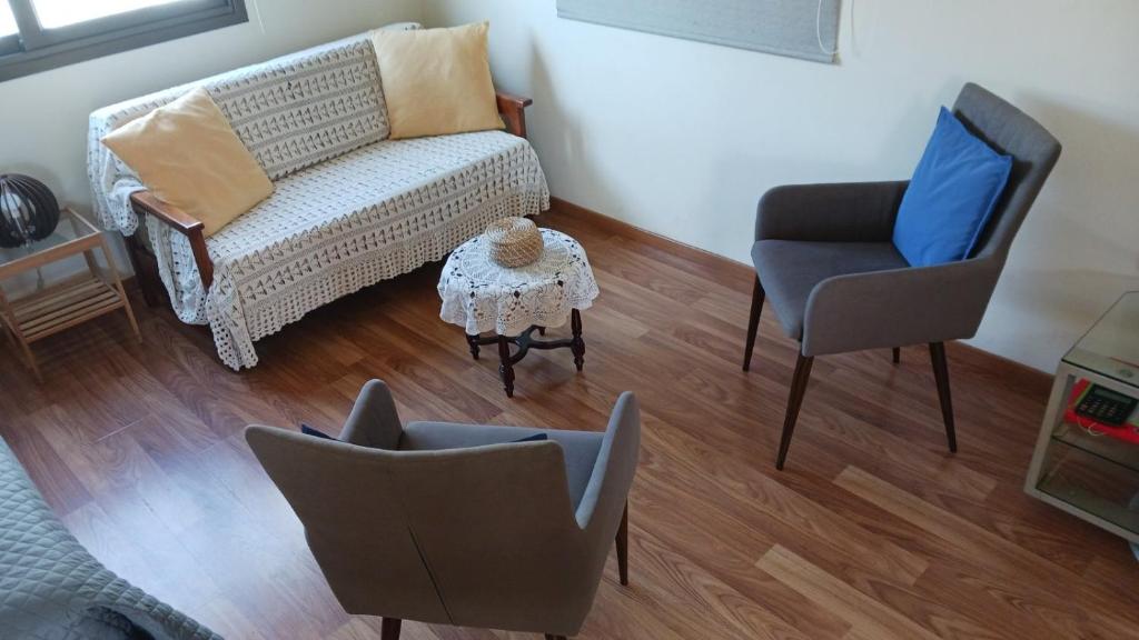 Posezení v ubytování Extremely comfy apt with spacious private terrace 10min walk to the beach & in Town