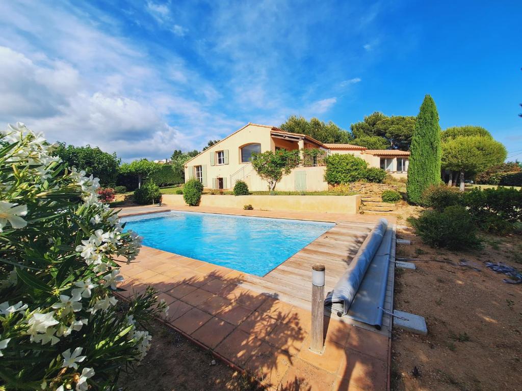 une piscine devant une maison dans l'établissement Villa Romarin, à Laouque