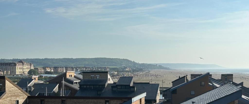 - une vue sur une ville avec une plage et des bâtiments dans l'établissement Mini duplex vue imprenable, à Deauville