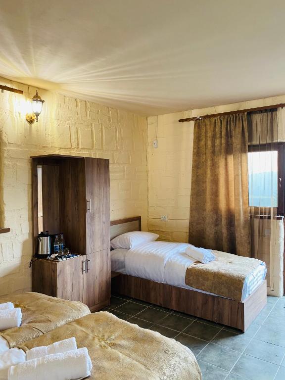 - une chambre avec deux lits, une fenêtre et deux couvre-lits dans l'établissement Shahunts Resort, à Odzun