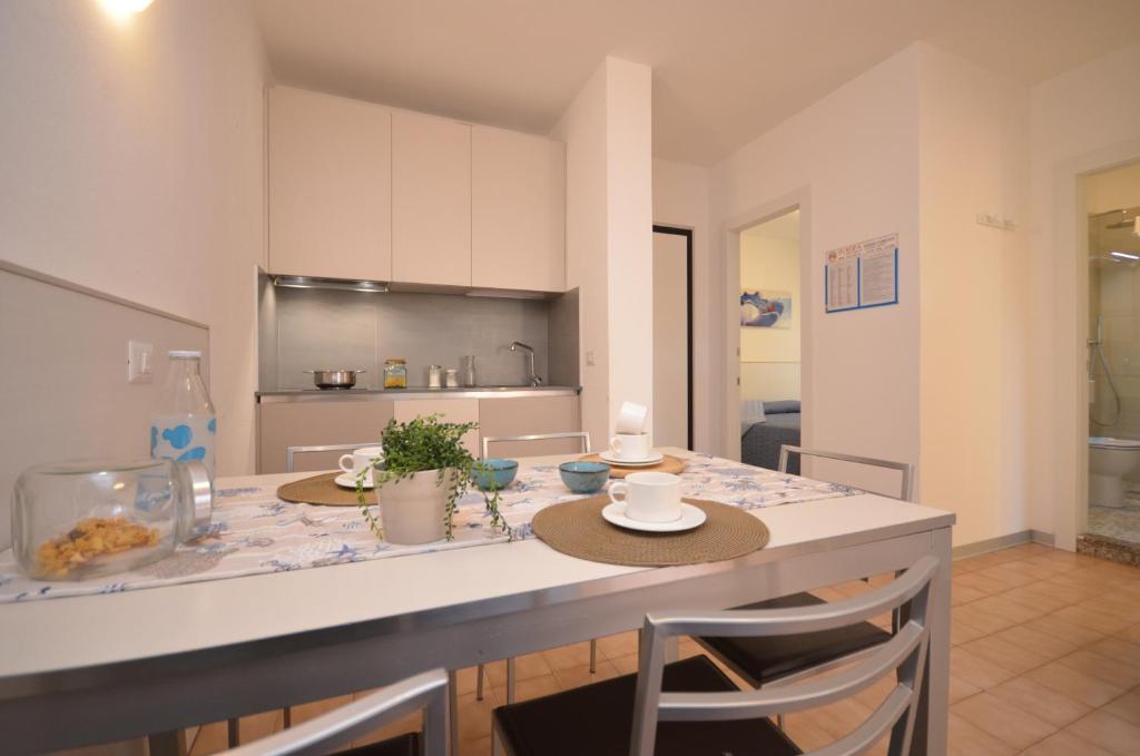 A kitchen or kitchenette at Appartamenti Eridano
