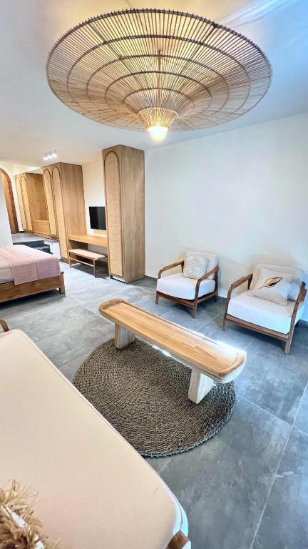 Postel nebo postele na pokoji v ubytování OCEAN BLUE HOTEL & RESORT -Jbeil