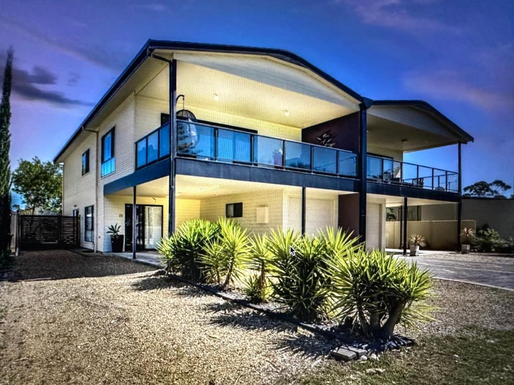 Goolwa SouthGoolwa Serenity - Modern, Peaceful, Linen & wifi included的房屋前方设有植物阳台