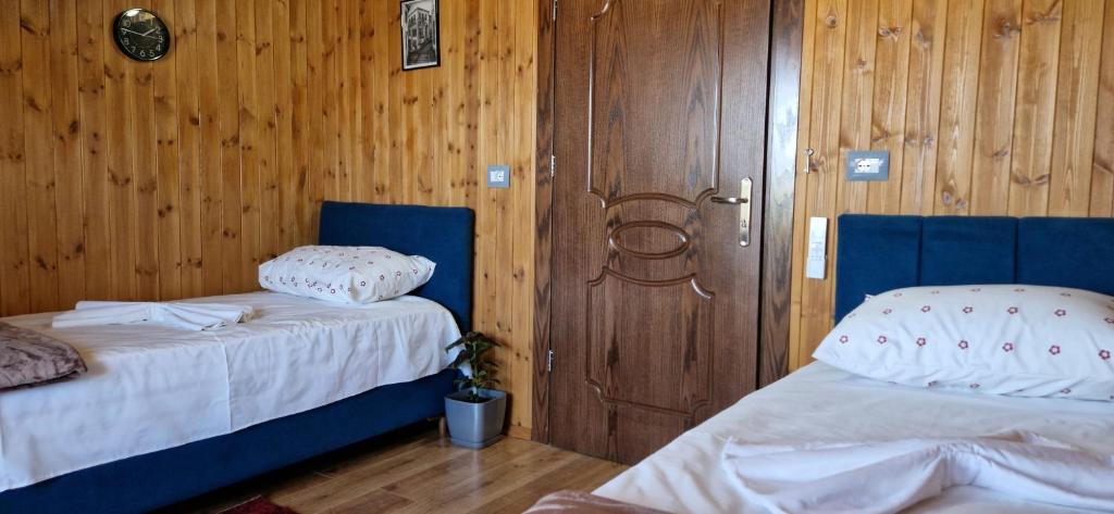 Postel nebo postele na pokoji v ubytování SHENA Guest House