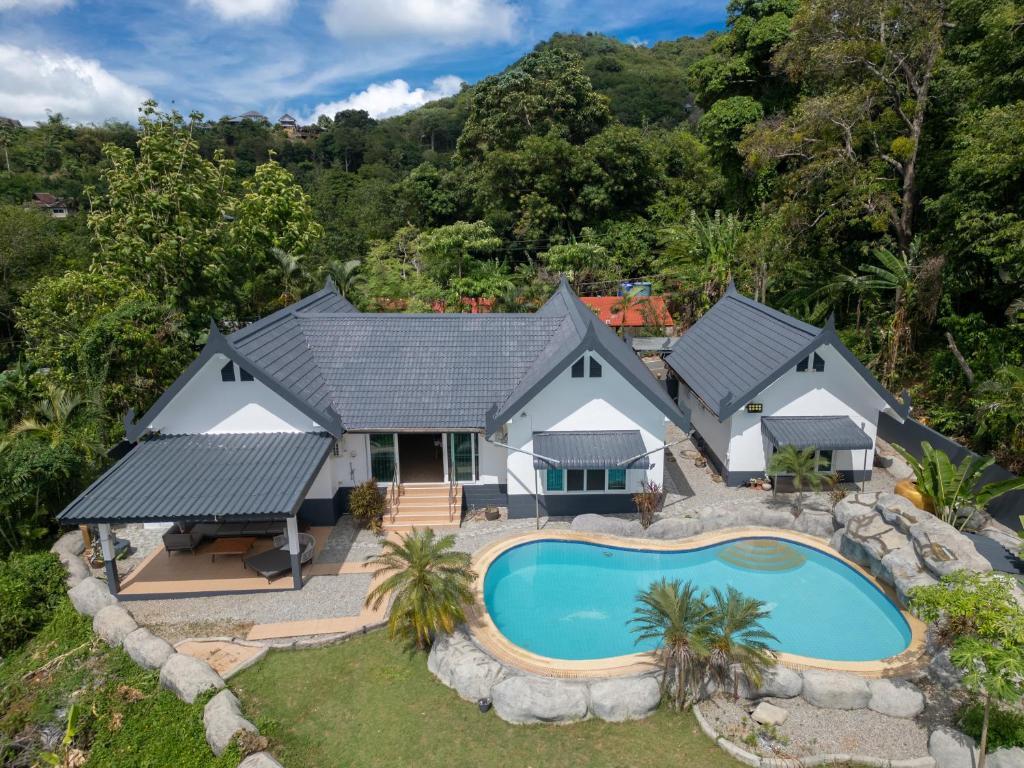 een luchtfoto van een huis met een zwembad bij Villa Olympus Ocean Vista Kata Beach in Kata Beach