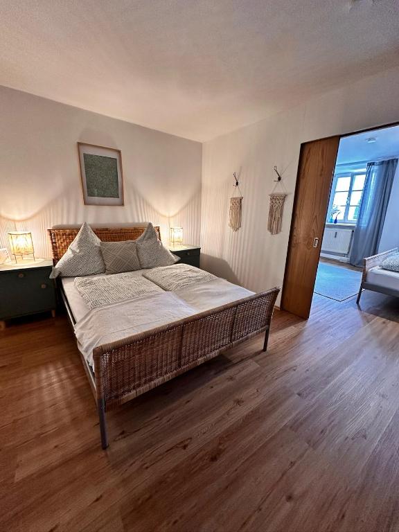 Postel nebo postele na pokoji v ubytování Altstadtwohnung mit Burgblick