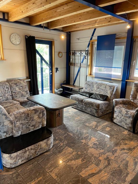 a large living room with couches and a table at Haus mit Aussicht S3-Bahn, B14-Straße, WLAN in Schwaikheim