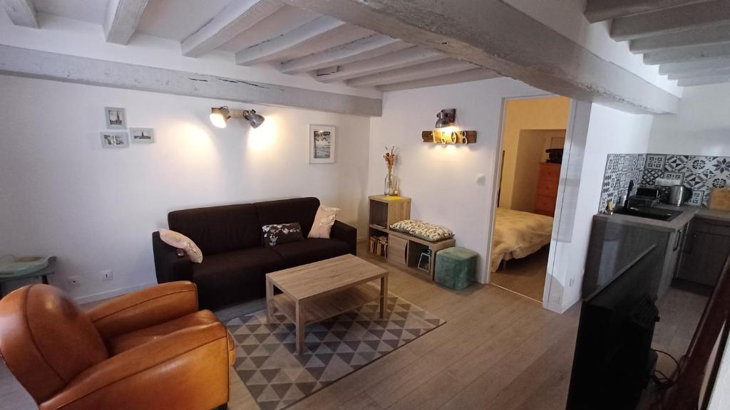 un salon avec un canapé et une table dans l'établissement Appartement a 50m du port du pouliguen linges non inclus, au Pouliguen