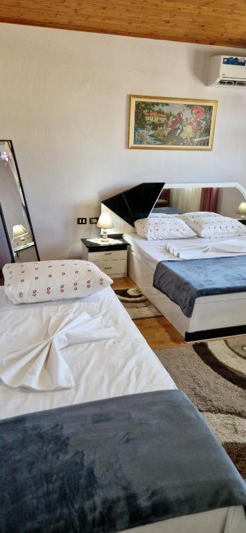 Postel nebo postele na pokoji v ubytování SHENA Guest House