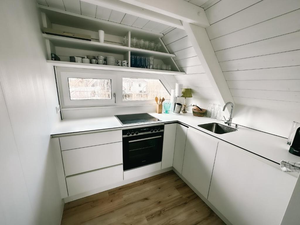 Kuchyňa alebo kuchynka v ubytovaní Seehütte Sonnenschilf - Premium Hide-Away Ferienhaus in Rust direkt am Neusiedlersee