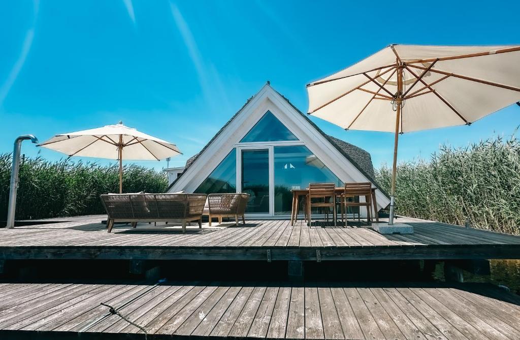 Fotografia z galérie ubytovania Seehütte Sonnenschilf - Premium Hide-Away Ferienhaus in Rust direkt am Neusiedlersee v destinácii Rust