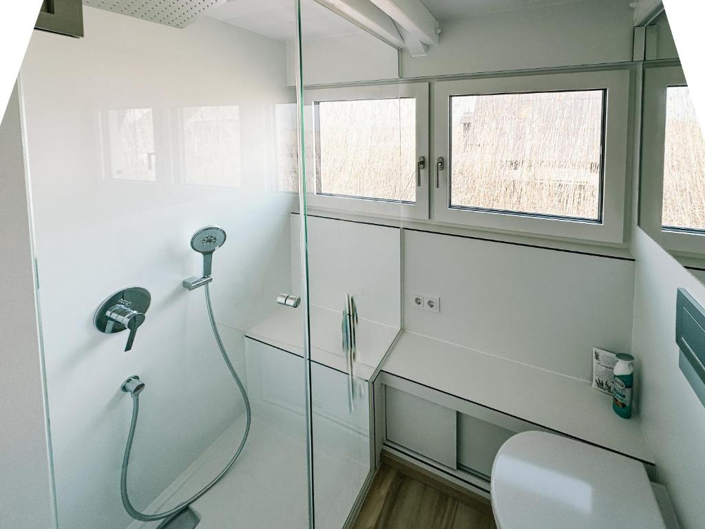 Kúpeľňa v ubytovaní Seehütte Sonnenschilf - Premium Hide-Away Ferienhaus in Rust direkt am Neusiedlersee