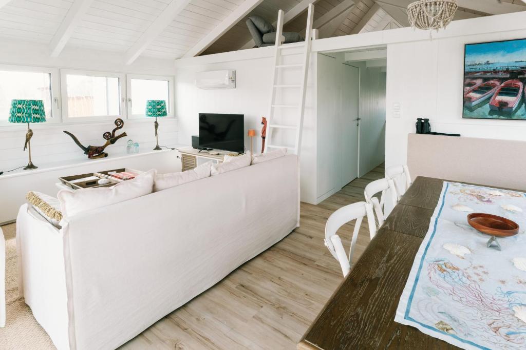 Televízia a/alebo spoločenská miestnosť v ubytovaní Seehütte Sonnenschilf - Premium Hide-Away Ferienhaus in Rust direkt am Neusiedlersee