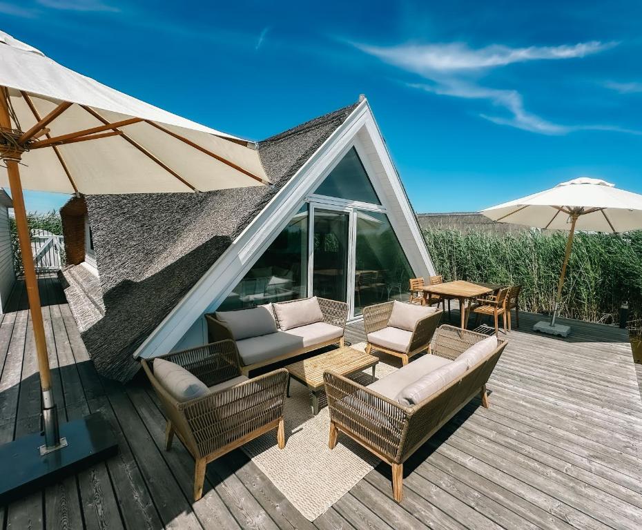 Posedenie v ubytovaní Seehütte Sonnenschilf - Premium Hide-Away Ferienhaus in Rust direkt am Neusiedlersee