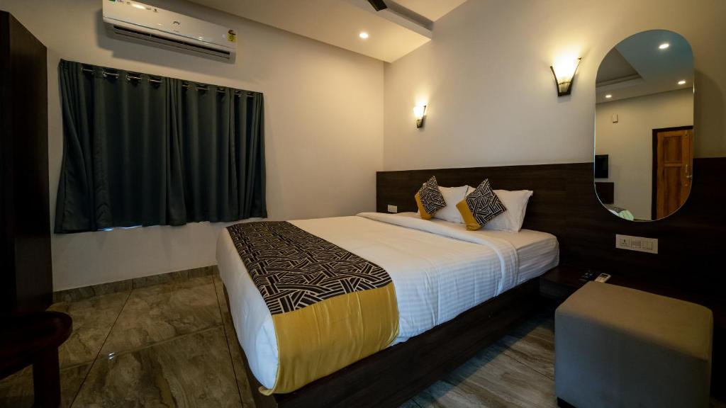 Postel nebo postele na pokoji v ubytování Vythiri Holiday Resort, Wayanad