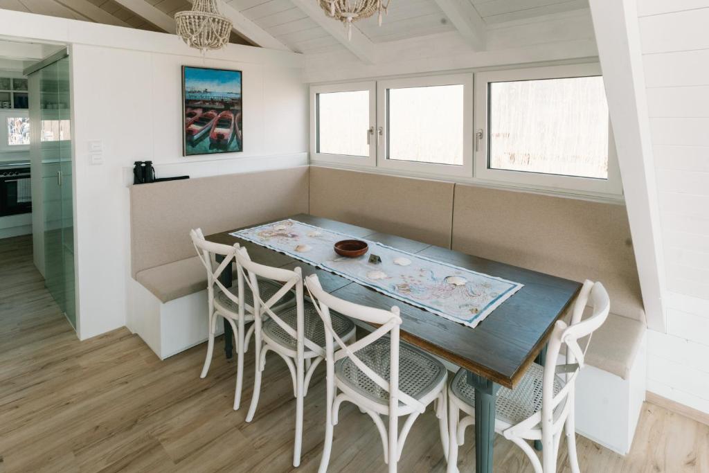 Kuchyňa alebo kuchynka v ubytovaní Seehütte Sonnenschilf - Premium Hide-Away Ferienhaus in Rust direkt am Neusiedlersee