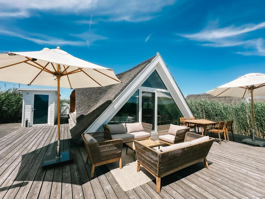Posedenie v ubytovaní Seehütte Sonnenschilf - Premium Hide-Away Ferienhaus in Rust direkt am Neusiedlersee