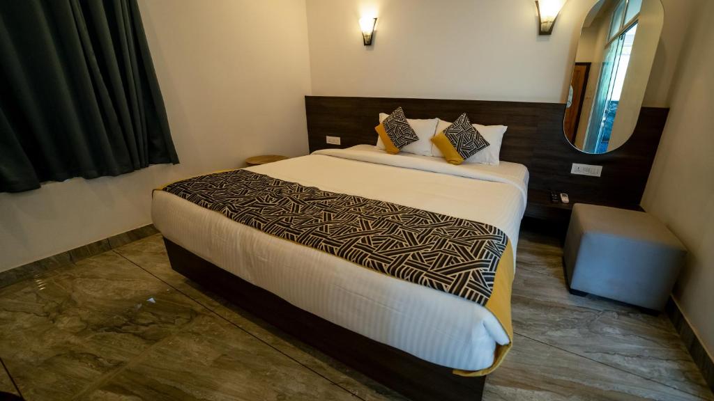 Postel nebo postele na pokoji v ubytování Vythiri Holiday Resort, Wayanad