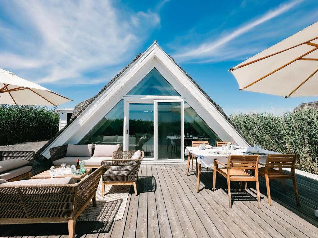 Posedenie v ubytovaní Seehütte Sonnenschilf - Premium Hide-Away Ferienhaus in Rust direkt am Neusiedlersee