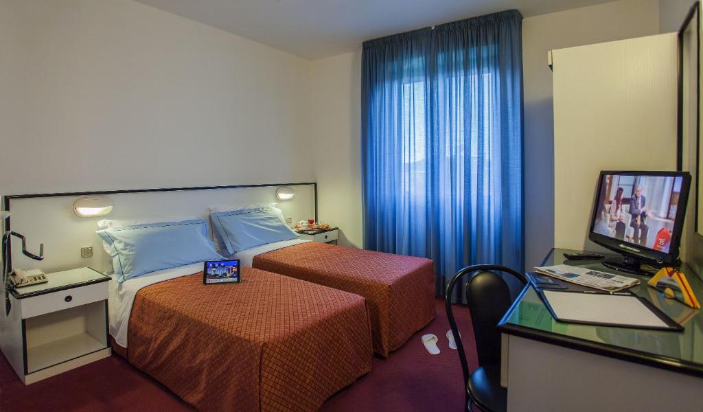 Hotel Quadrifoglio - Twin Room Met Eigen Badkamer