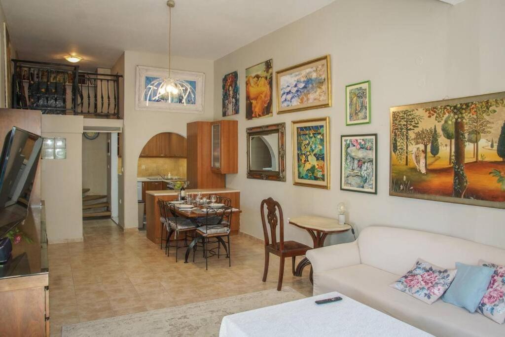 salon z kanapą i jadalnią w obiekcie Violeta's Seaview Apartment in Rhodes w miejscowości Ixiá