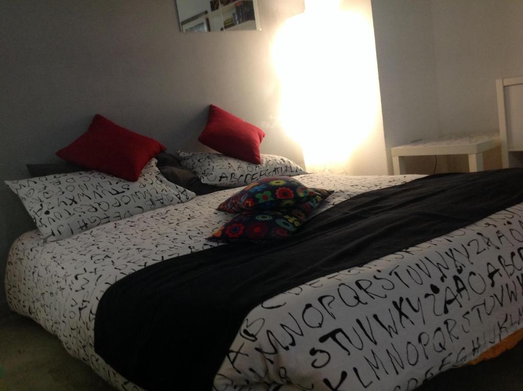 カンピ・サレンティーナにあるSalento apartment '800のベッドルーム1室(赤い枕のベッド2台付)
