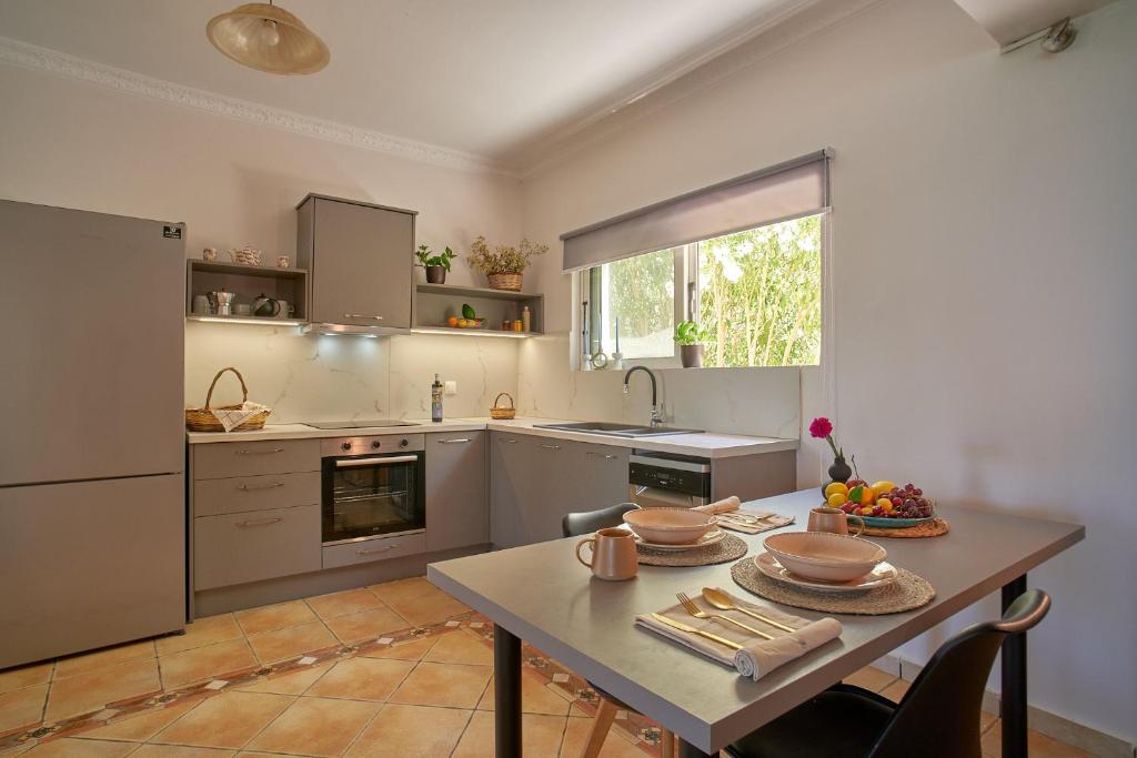 Kuchyň nebo kuchyňský kout v ubytování Royal Sea View Villa