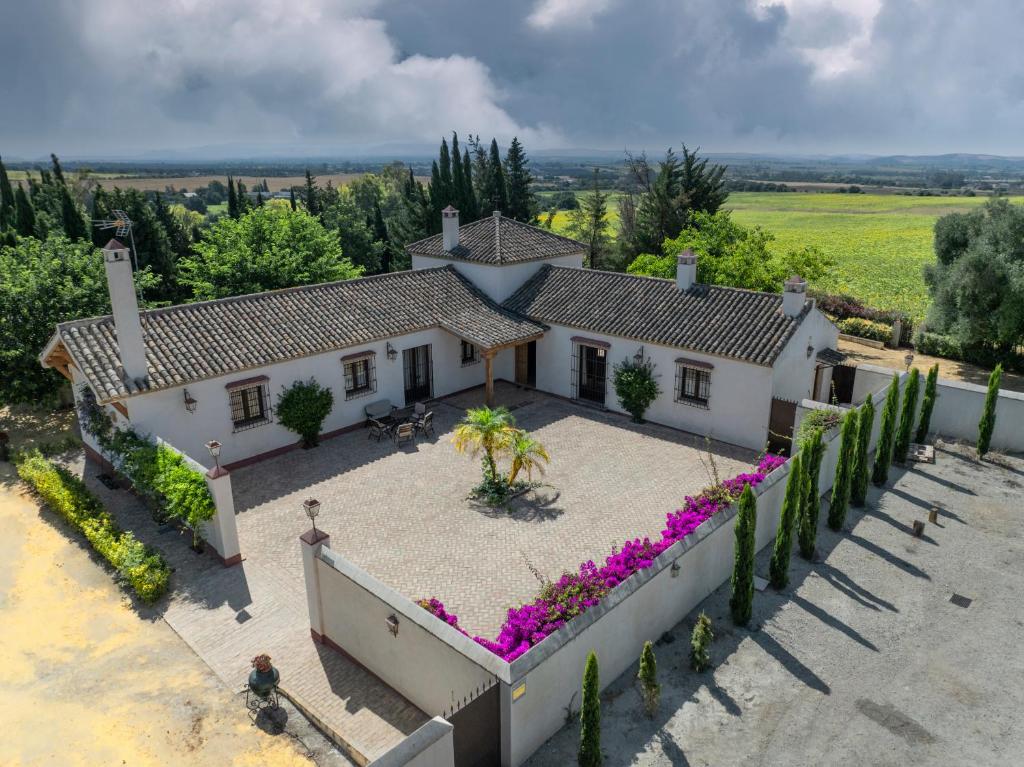 una vista aerea di una casa con giardino di Casa Rancho el Marques fjhomefj a Jerez de la Frontera