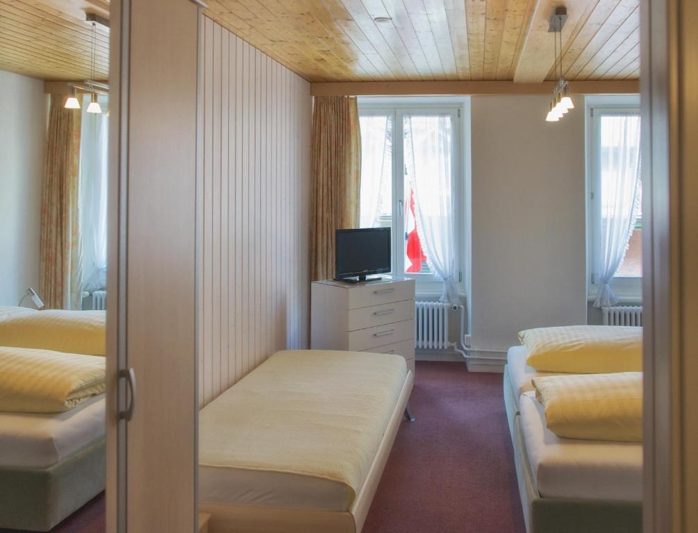 Postel nebo postele na pokoji v ubytování Hotel Landhaus Adler