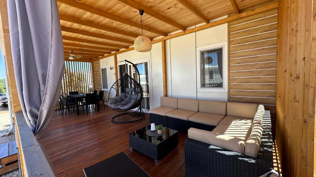 ドラゲにあるHoliday Sea Home 2023のソファとテーブルのあるリビングルーム