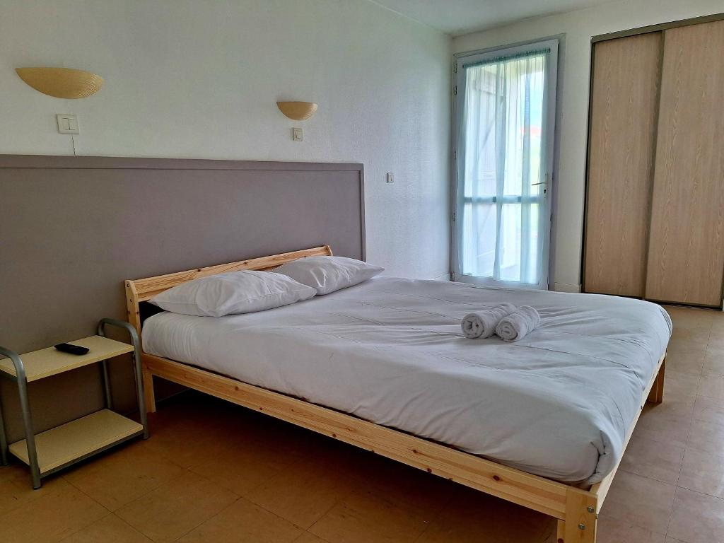Postel nebo postele na pokoji v ubytování Hôtel VVF Eden Lake