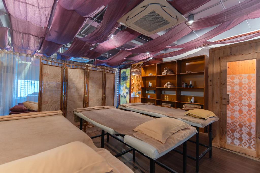 Postel nebo postele na pokoji v ubytování Le's Cham Hotel