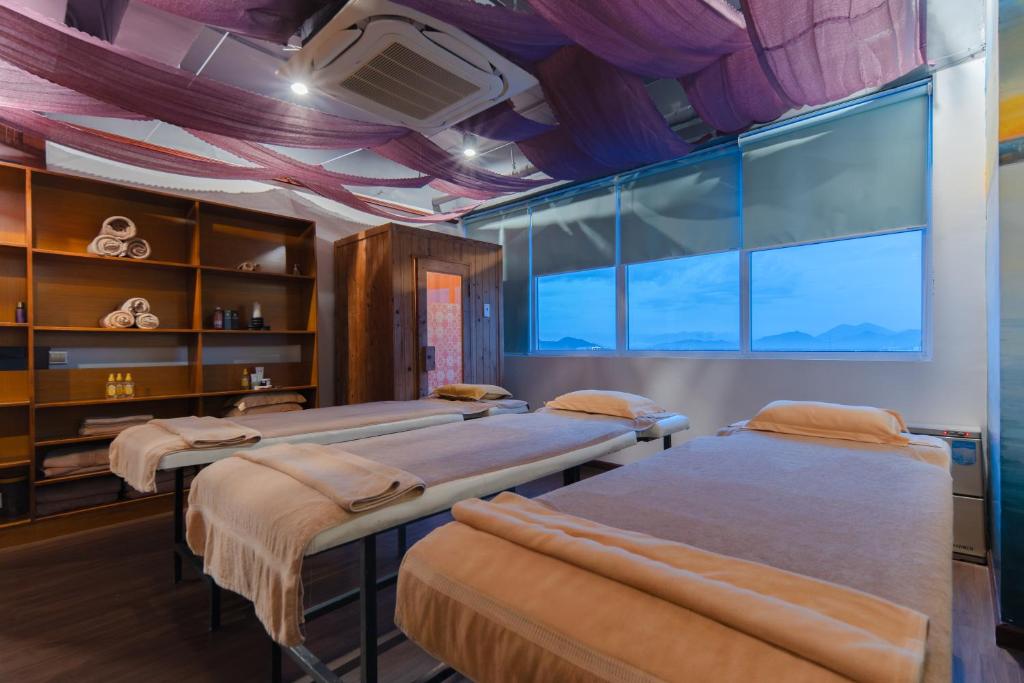 Giường trong phòng chung tại Le's Cham Hotel