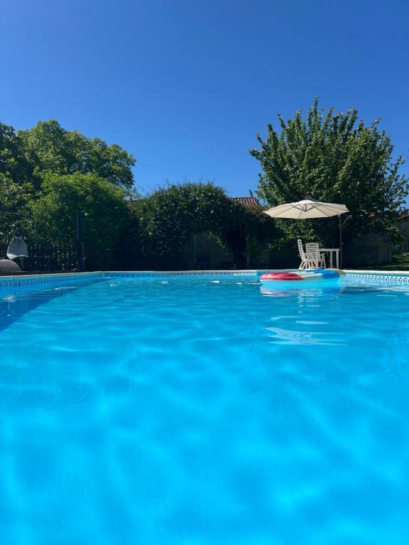 Bazén v ubytování La Colline de Tilleul - Les Tilleuls - 4 STAR RATED - stunning cottage with pool near Aubeterre in idyllic location nebo v jeho okolí