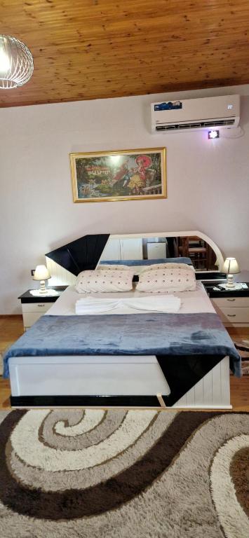 Postel nebo postele na pokoji v ubytování SHENA Guest House
