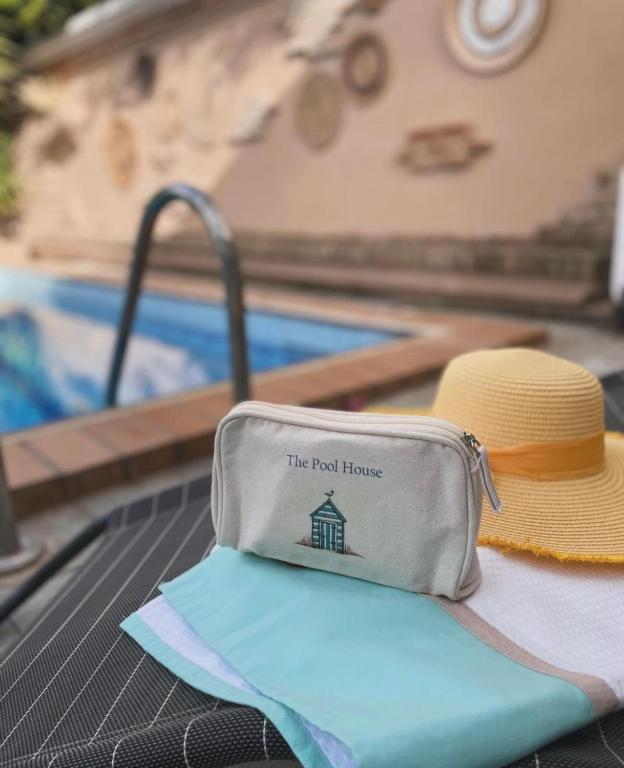 Bazén v ubytování ThePoolhouse Artemida nebo v jeho okolí