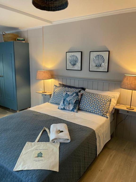 Postel nebo postele na pokoji v ubytování ThePoolhouse Artemida