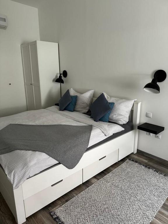 Posteľ alebo postele v izbe v ubytovaní Hősök Tornya Apartman