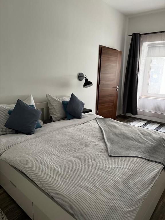 Posteľ alebo postele v izbe v ubytovaní Hősök Tornya Apartman