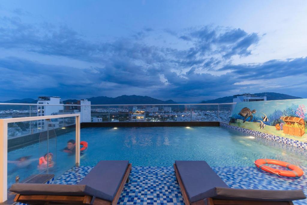 Bazén v ubytování Le's Cham Hotel nebo v jeho okolí