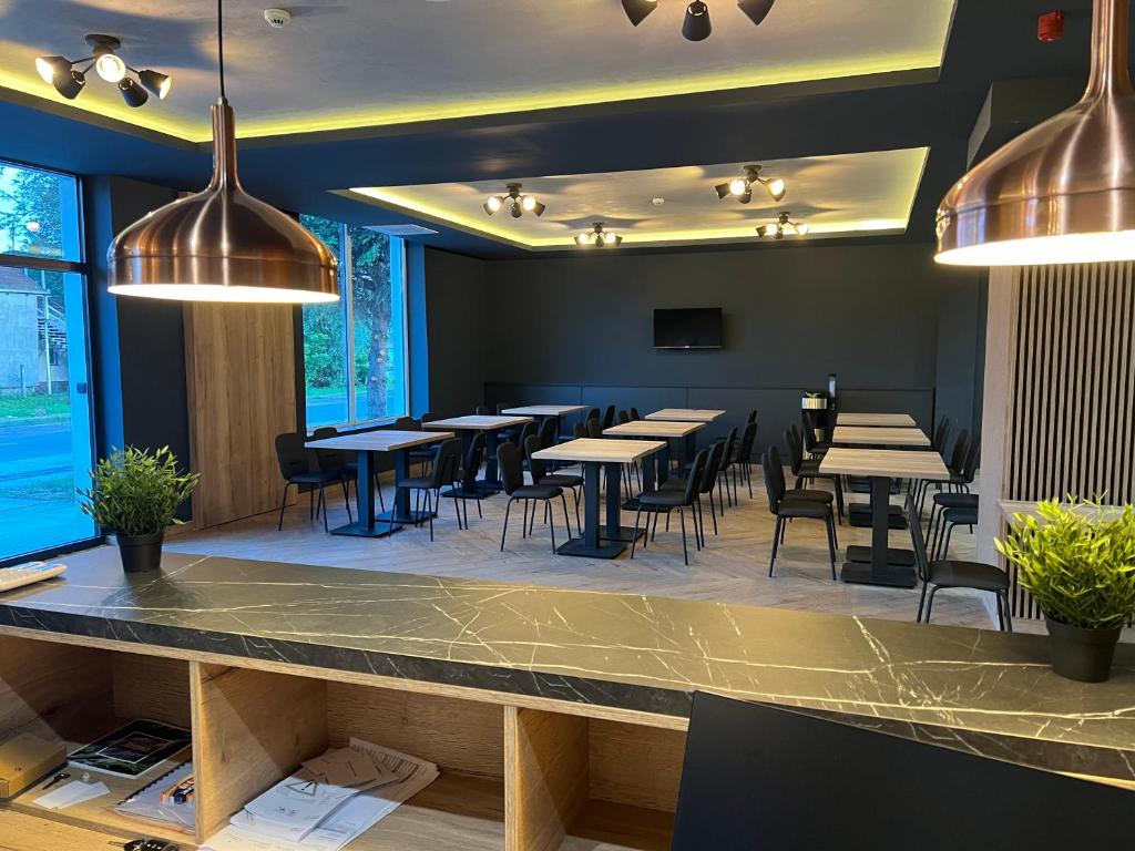 Reštaurácia alebo iné gastronomické zariadenie v ubytovaní Sremsky inn
