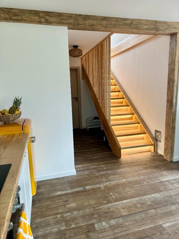 a hallway with wooden stairs in a house at Ganzes Tiny House "Thüringer Ruhe" mit großem Garten nahe Rennsteig in Laucha