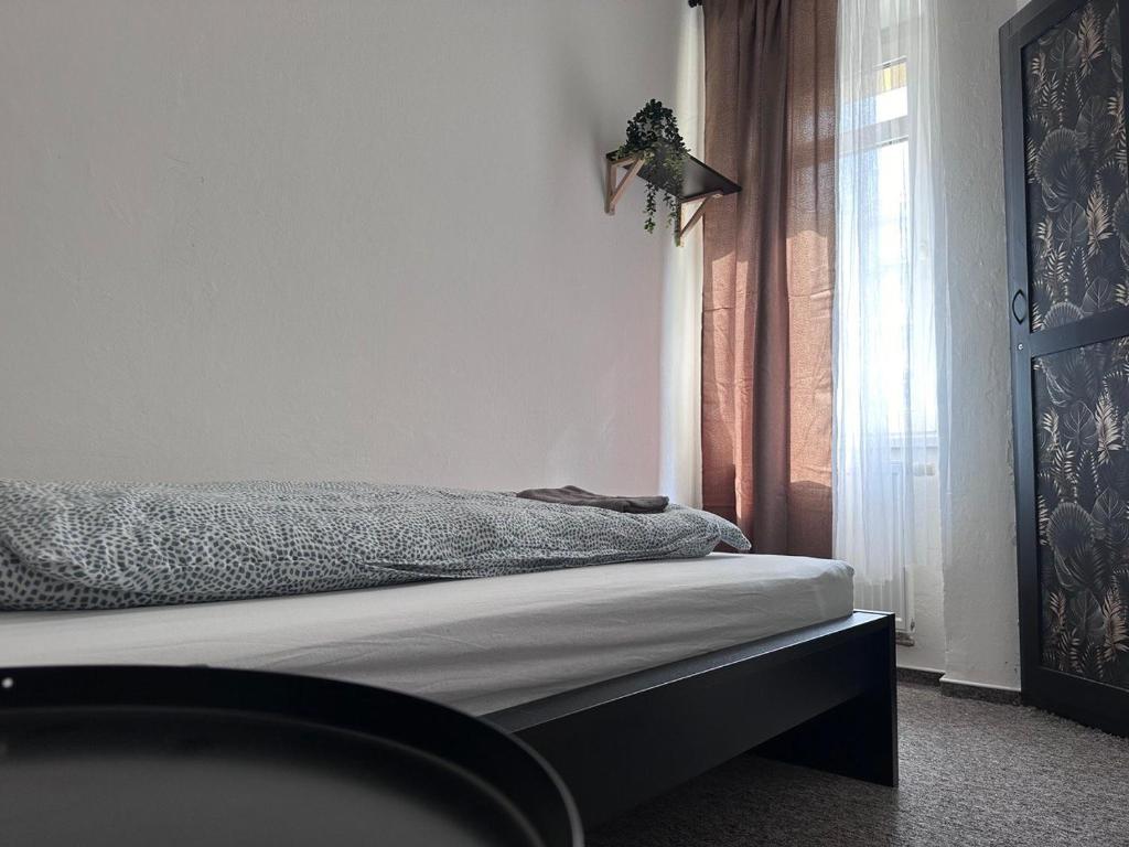 Postel nebo postele na pokoji v ubytování Black Style ROOMS Moravske namesti