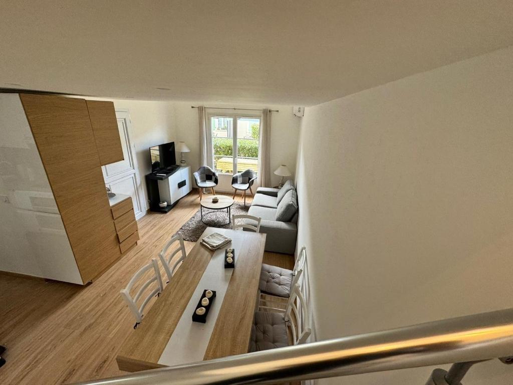 un salon avec un canapé et une table dans l'établissement jasses de Camargues, à Gallargues-le-Montueux